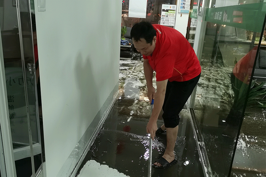 暴雨來襲,聽覺有道驗配師連夜搶救公司財產